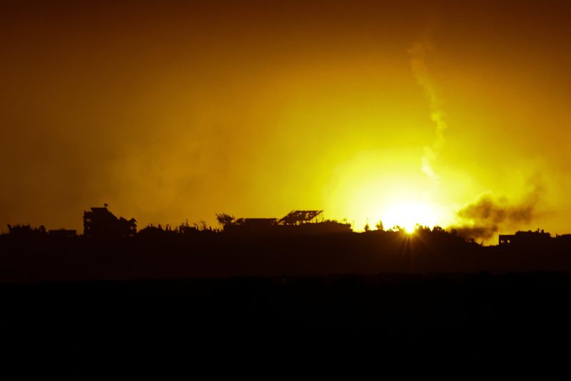 &copy; Reuters. A flare falls over Gaza, amid the ongoing conflict between Israel and the Palestinian Islamist group Hamas, as seen from southern Israel, December 7, 2023. REUTERS/Athit Perawongmetha/File Photo