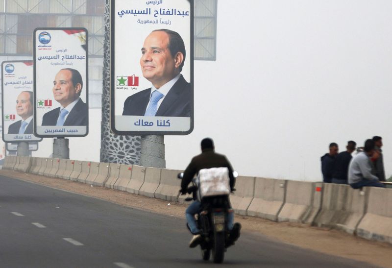 &copy; Reuters. مشهد يظهر لافتات دعائية للمرشح الرئاسي و الرئيس الحالي لمصر عبد الفتاح السيسي قبل الإنتخابات المقرر عقدها داخل البلاد الأسبوع القادم في ال