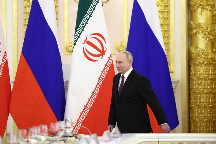 &copy; Reuters. サウジアラビアとロシアは７日、石油輸出国機構（ＯＰＥＣ）加盟国と非加盟国で構成する「ＯＰＥＣプラス」の加盟各国に対し、減産合意に協力するよう呼び掛けた。写真は、プーチンロ
