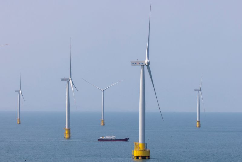 &copy; Reuters. FILE PHOTO: A ship sails between wind turbines in the Taiwan strait off the coast of Pingtan Island, Fujian province, China, April 10, 2023. REUTERS/Thomas Peter/File photo