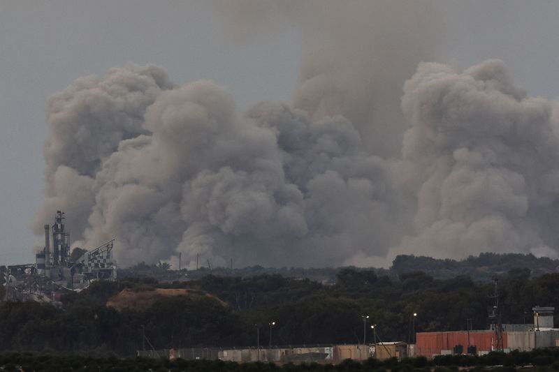 &copy; Reuters. الدخان يتصاعد فوق غزة، وسط الصراع المستمر بين إسرائيل وحركة المقاومة الإسلامية حماس، كما يظهر من جنوب إسرائيل يوم الخميس. تصوير: أتيت بيراو