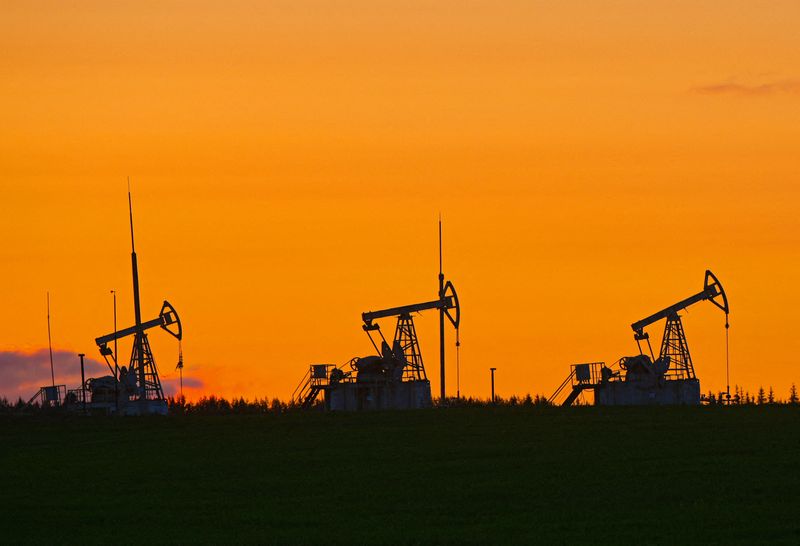 النفط يرتفع بأكثر من 2% ويواصل تكبد الخسائر للأسبوع السابع