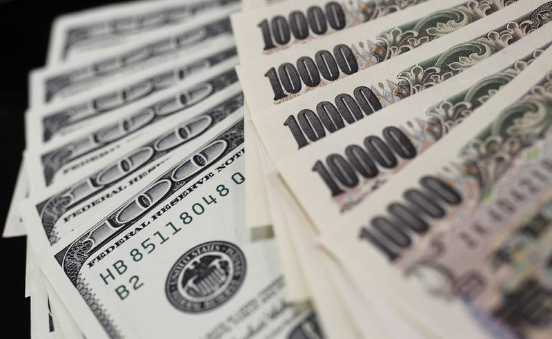 &copy; Reuters. أوراق نقدية من فئتي الين الياباني والدولار الأمريكي في طوكيو في صورة من أرشيف رويترز.