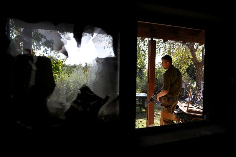 &copy; Reuters. Un soldado israelí inspecciona una casa quemada que ha estado abandonada durante dos meses tras el mortífero ataque del 7 de octubre perpetrado por hombres armados del grupo miliciano palestino Hamás desde la Franja de Gaza, en el kibutz Beeri, en el s