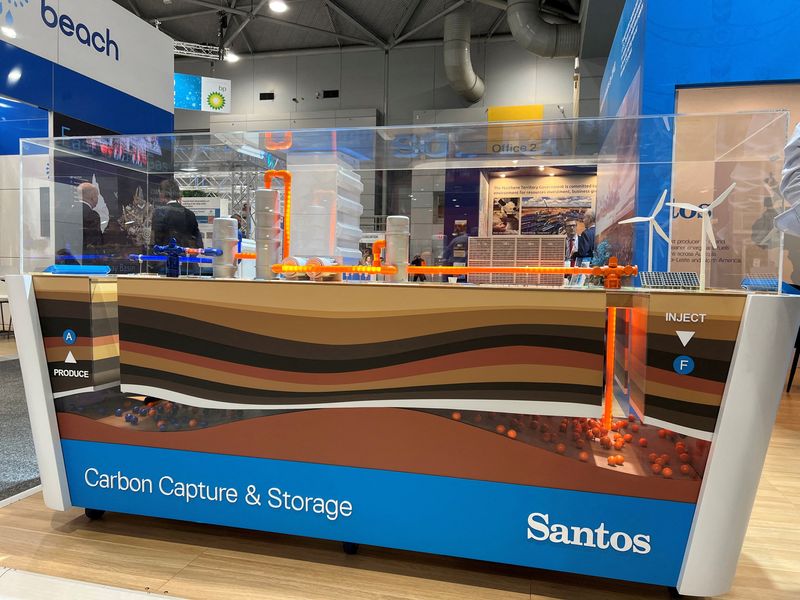 © Reuters. FILE PHOTO: FILE PHOTO: View of a model of carbon capture and storage designed by Santos Ltd, at the Australian Petroleum Production and Exploration Association conference in Brisbane, Australia May 18, 2022. REUTERS/Sonali Paul/File Photo/File Photo
