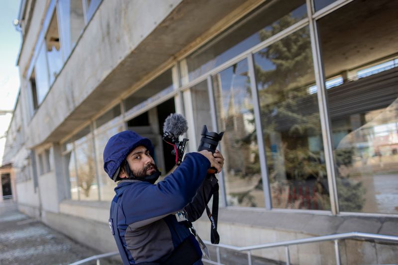 &copy; Reuters. FOTO DE ARCHIVO: El periodista de Reuters Issam Abdallah grabando durante un encargo en una estación de tren dañada tras un ataque militar, en medio del ataque de Rusia a Ucrania, en Mikolaiv, Ucrania. 7 de abril de 2022. REUTERS/Ueslei Marcelino