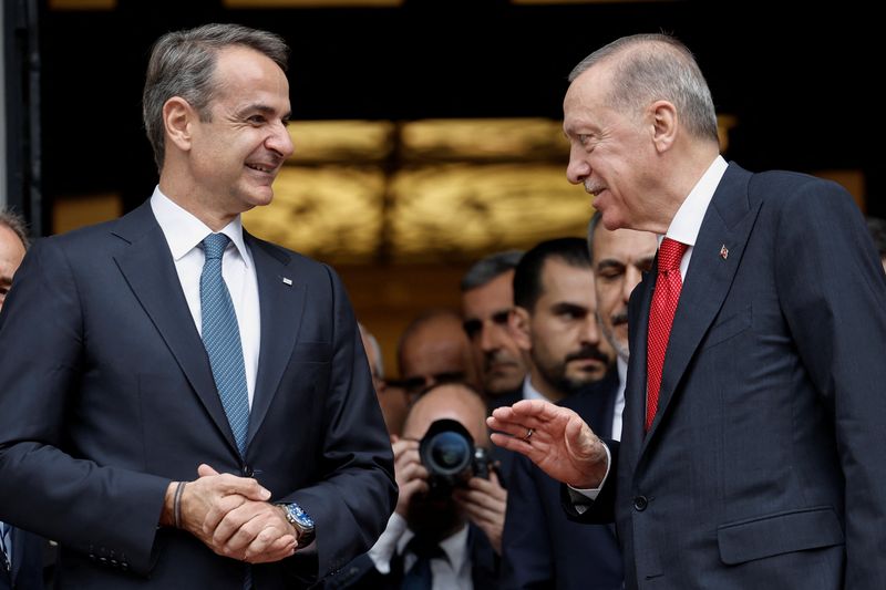 &copy; Reuters. الرئيس التركي رجب طيب أردوغان ورئيس الوزراء اليوناني كيرياكوس ميتسوتاكيس يتحدثان عقب اجتماعهما في أثينا يوم الخميس. تصوير: لويزا جولياماكي