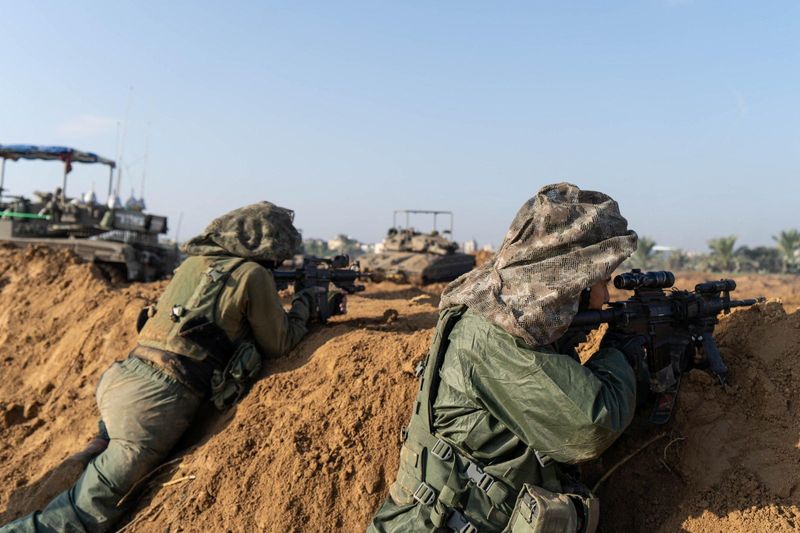 &copy; Reuters. Soldados israelenses operam na Faixa de Gaza
 8/12/2023    Divulgação via REUTERS