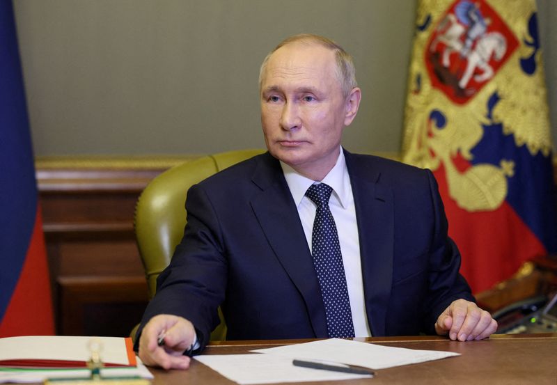 &copy; Reuters. الرئيس الروسي فلاديمير بوتين خلال اجتماع في سان بطرسبرج بروسيا بتاريخ العاشر من أكتوبر تشرين الأول 2023. صورة لرويترز من وكالة أنباء سبوتنيك.