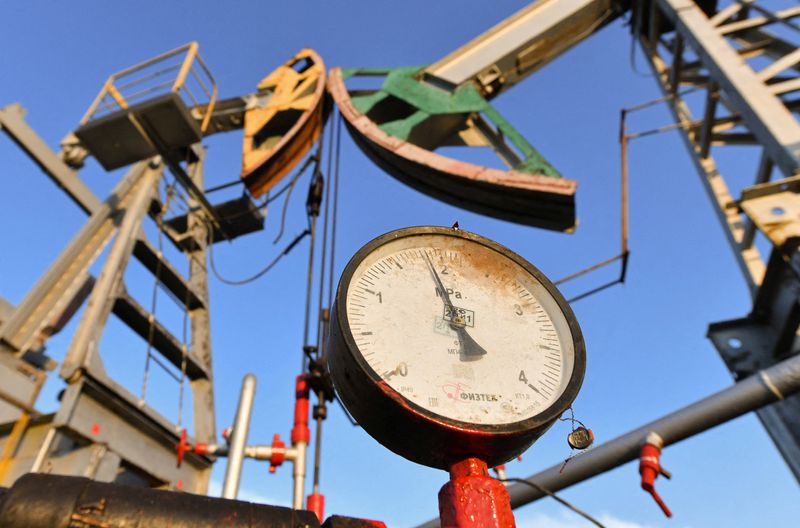 &copy; Reuters. A view shows a pressure gauge near oil pump jacks outside Almetyevsk in the Republic of Tatarstan, Russia June 4, 2023. REUTERS/Alexander Manzyuk/File Photo