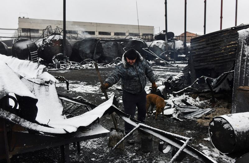 &copy; Reuters. FILE PHOTO: A man inspects damage at an oil depot hit by recent shelling in the course of Russia-Ukraine conflict in Donetsk, Russian-controlled Ukraine, December 7, 2023. REUTERS/Valery Melnikov/File Photo