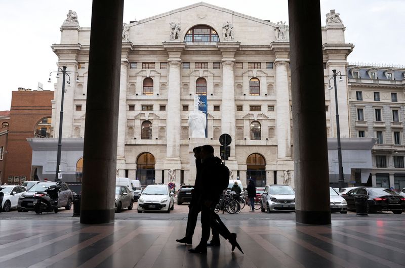 &copy; Reuters. Des personnes marchent près du bâtiment de la bourse de Milan, à Milan, Italie. /Photo prise le 27 novembre 2023/REUTERS/Claudia Greco
