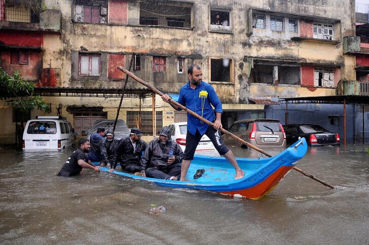 &copy; Reuters. Imagen de archivo de varias personas avanzando en una barca por una zona residencial inundada tras el paso del ciclón Michaung por Chennai, India. 4 diciembre 2023. REUTERS/Stringer. NO REVENTA NI ARCHIVO.