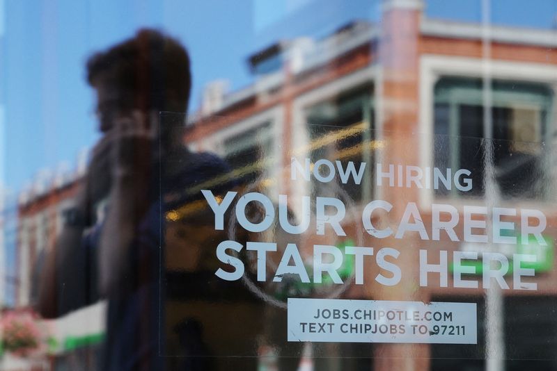 © Reuters. FILE PHOTO: A Chipotle restaurant advertises it is hiring in Cambridge, Massachusetts, U.S., August 28, 2023.   REUTERS/Brian Snyder/File Photo