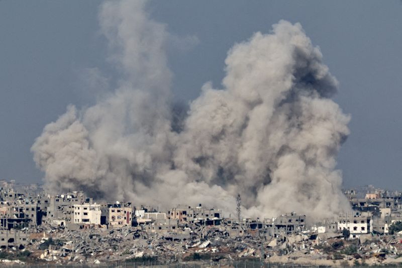 &copy; Reuters. دخان يتصاعد فوق غزة كما يظهر من جنوب إسرائيل يوم الثامن من ديسمبر كانون الأول 2023 . تصوير: أتيت بيراونجميتا - رويترز.