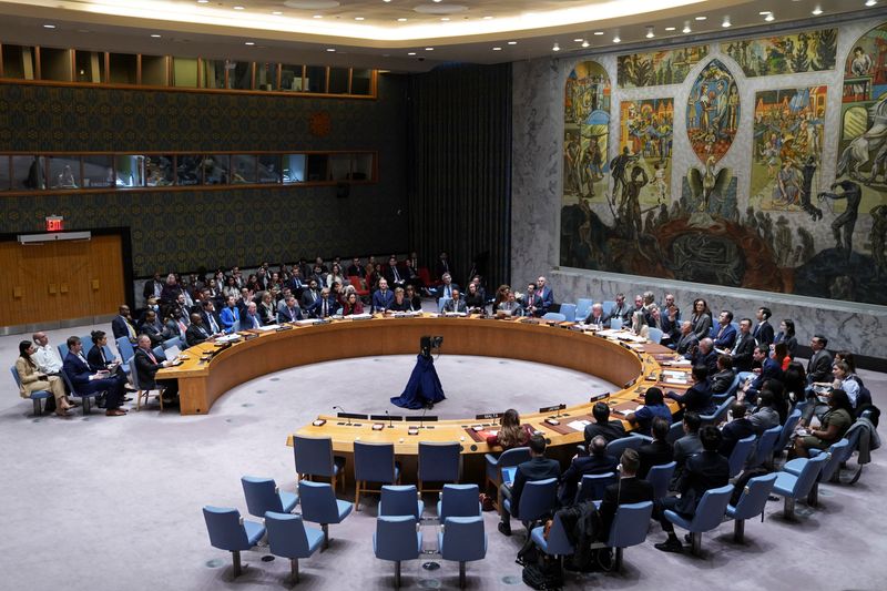 &copy; Reuters. أعضاء مجلس الأمن التابع للأمم المتحدة يصوتون خلال اجتماعهم في مقر المنظمة الدولية بنيويورك يوم 25 أكتوبر تشرين الأول 2023. تصوير: ديفيد دي ديلج