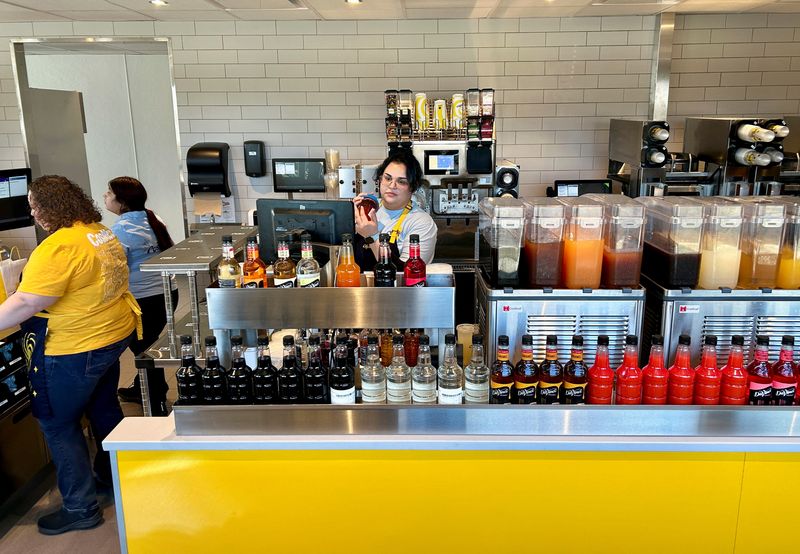 &copy; Reuters. Des employées travaillent dans un CosMc, nouvelle chaine de McDonalds, à Bolingbrook, aux États-Unis. /Photo prise le 7 décembre 2023/REUTERS/Eric Cox