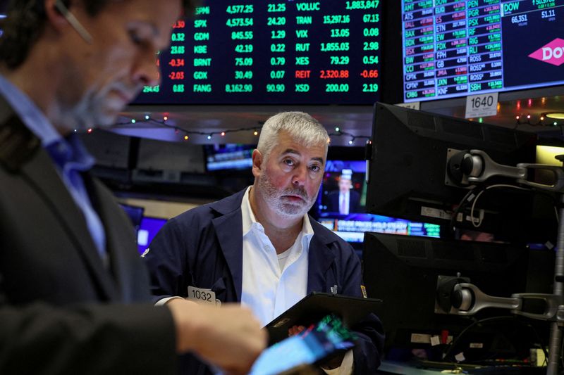 &copy; Reuters. Des traders à la bourse de New York. /Photo prise le 7 décembre 2023/REUTERS/Brendan McDermid