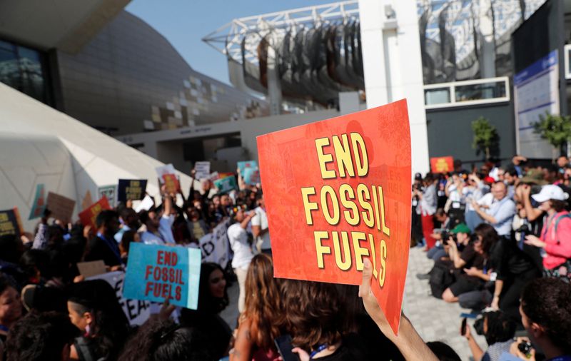 &copy; Reuters. Manifestantes protestam contra utilização de combustíveis fósseis durante conferência climática da ONU COP28, em Dubai
08/12/2023 REUTERS/Thomas Mukoya