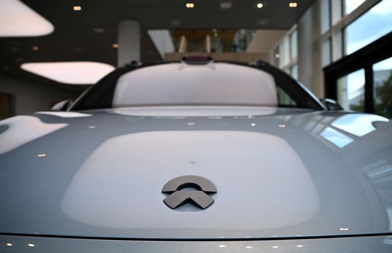 &copy; Reuters. FILE PHOTO: The logo of NIO seen on an EL6 car model is pictured at the NIO House, the showroom of the Chinese premium smart electric vehicle manufacture NIO Inc. in Berlin, Germany August 17, 2023. REUTERS/Annegret Hilse/File Photo