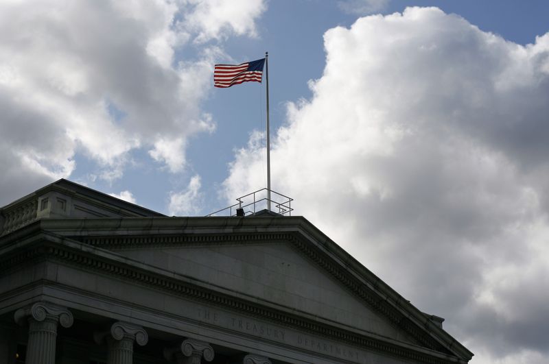 &copy; Reuters. علم الولايات المتحدة يرفرف على مبنى وزارة الخزانة الأمريكية في واشنطن. صورة من أرشيف رويترز.