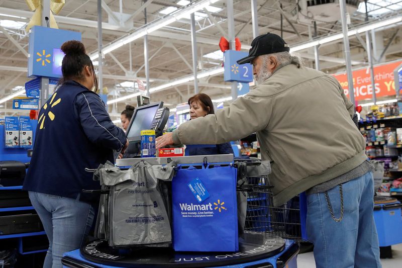 © Reuters. FILE PHOTO: A customer bags his groceries after shopping at a Walmart store ahead of the Thanksgiving holiday in Chicago, Illinois, U.S. November 27, 2019. REUTERS/Kamil Krzaczynski/File Photo