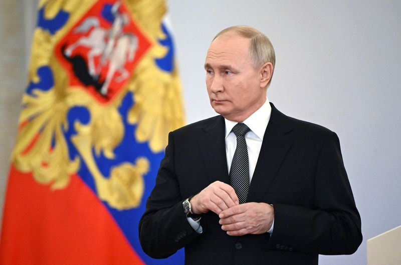 &copy; Reuters. Russia's President Vladimir Putin attends a ceremony to present Gold Star medals to service members, bearing the title of Hero of Russia and involved in the country's military campaign in Ukraine, on the eve of Heroes of the Fatherland Day at the St. Geor