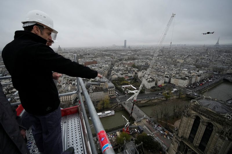 &copy; Reuters. Presidente da França, Emmanuel Macron, visita obras da Catedral de Notre Dame, em Paris
08/12/2023
Christophe Ena/Pool via REUTERS