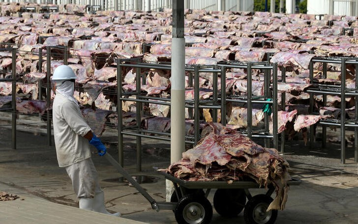 &copy; Reuters. Imagen de archivo de un trabajador transportando carne en una factoría de la firma JBS en Santana de Parnaiba, Brasil. 19 diciembre 2017. REUTERS/Paulo Whitaker