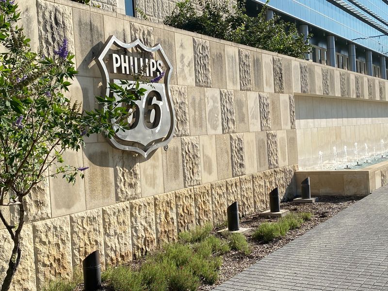 &copy; Reuters. FILE PHOTO: U.S. oil company Phillips 66 headquarters in Houston, Texas, U.S., September 27, 2020. Picture taken September 27, 2020. REUTERS/Gary McWilliams/File Photo