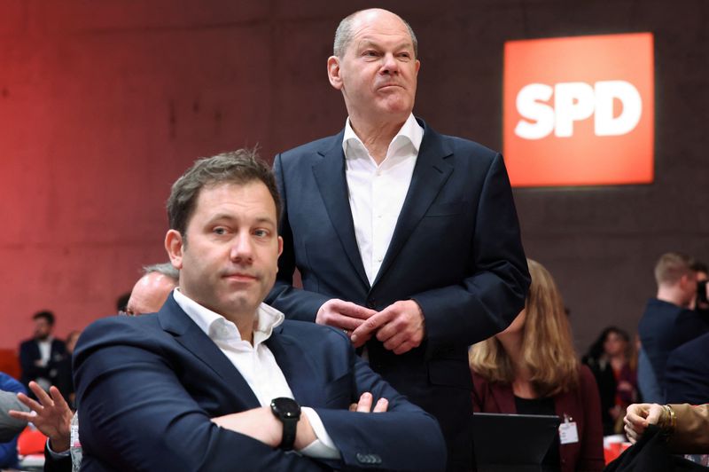 &copy; Reuters. Chancellor Olaf Scholz and Lars Klingbeil, co-leader of Germany’s Social Democratic Party SPD react during a three-day SPD convention in Berlin, Germany, December 8, 2023. REUTERS/Liesa Johannssen