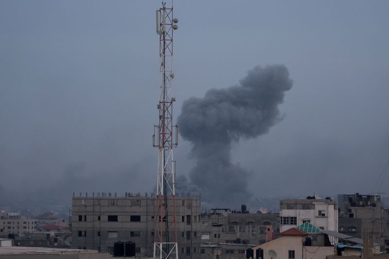 &copy; Reuters. دخان يتصاعد جراء غارة إسرائيلية في خان يونس بجنوب قطاع غزة يوم الجمعة. تصوير: إبراهيم أبو مصطفي - رويترز