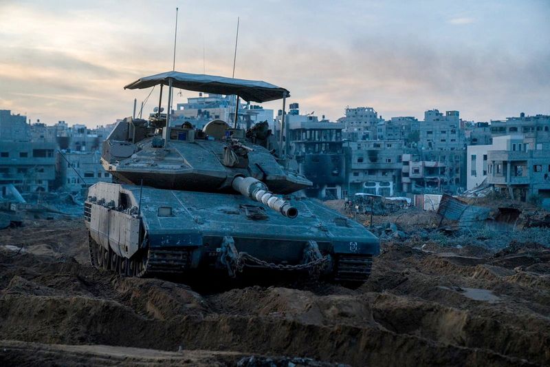 &copy; Reuters. جندي إسرائيلي ينظر من دبابة ميركافا أثناء وجوده في موقع قيل إنه غزة في صورة نُشرت يوم الخميس. صورة لرويترز من الجيش الإسرائيلي.