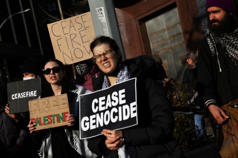 &copy; Reuters. Des manifestants devant le siège des Nations Unies à New York. /Photo prise le 8 décembre 2023/REUTERS/Shannon Stapleton