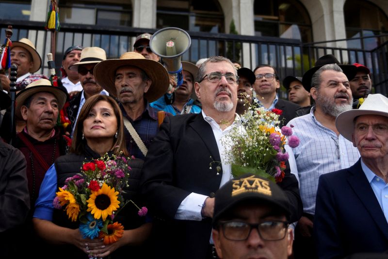 © Reuters. FILE PHOTO: Guatemala President-elect Bernardo Arevalo holds flowers during a protest in support of democracy and to demand a peaceful democratic transition of power, in Guatemala City, Guatemala, December 7, 2023. REUTERS/Cristina Chiquin/File Photo
