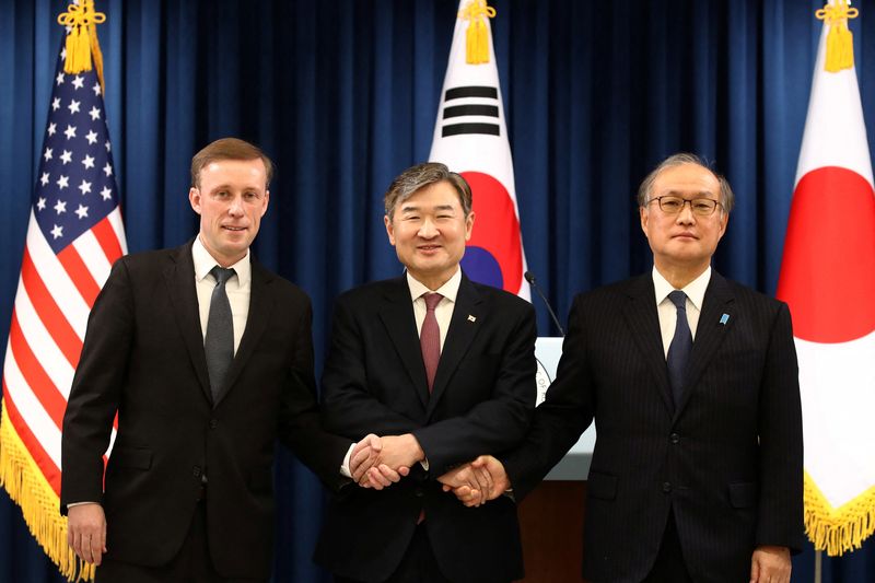 © Reuters. South Korea's National Security Adviser Cho Tae-yong shakes hands with U.S. National Security Advisor Jake Sullivan and Japan's National Security Secretariat Secretary-General Takeo Akiba after their joint press conference at the presidential office, in Seoul, South Korea on December 09, 2023.    Chung Sung-Jun/Pool via REUTERS