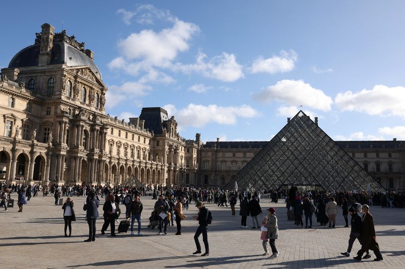 &copy; Reuters. سائحون يسيرون أمام الهرم الزجاجي لمتحف اللوفر في باريس يوم الثاني من نوفمبر تشرين الثاني 2023. تصوير: كلاوديا جريكو - رويترز.