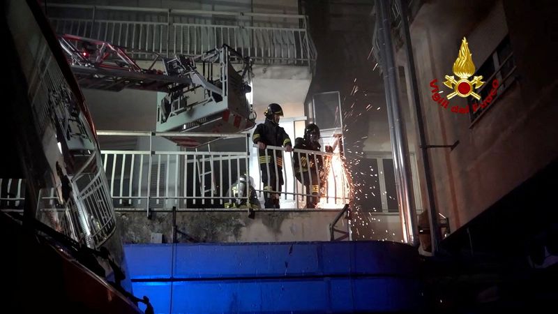 &copy; Reuters. رجال إطفاء يحاولون إطفاء حريق مميت اندلع بمستشفى سان جيوفاني إيفانجليستا في بلدة تيفولي التي تبعد حوالي 30 كيلومترا من روما يوم السبت في صور