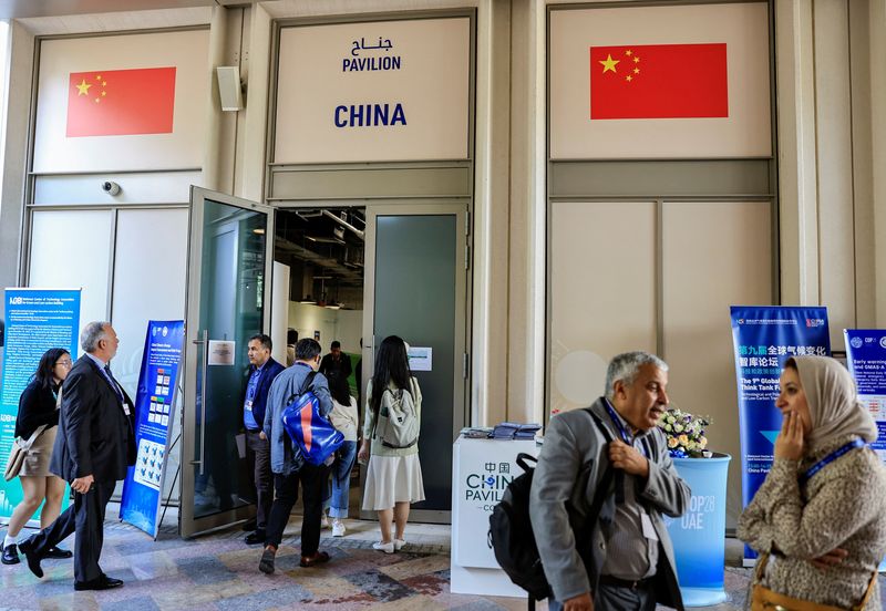 &copy; Reuters. أناس خارج جناح الصين في مؤتمر الأمم المتحدة المعني بتغير المناخ كوب28 في دبي في السادس من ديسمبر كانون الأول 2023. تصوير: ثائر السوداني - رويترز.