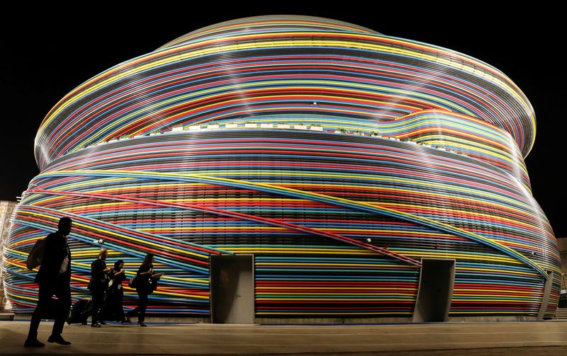 © Reuters. Delegates walk in front of the Russia Pavillion building at Dubai's Expo City during the United Nations Climate Change Conference (COP28) in Dubai, United Arab Emirates, December 6, 2023. REUTERS/Thomas Mukoya/File Photo