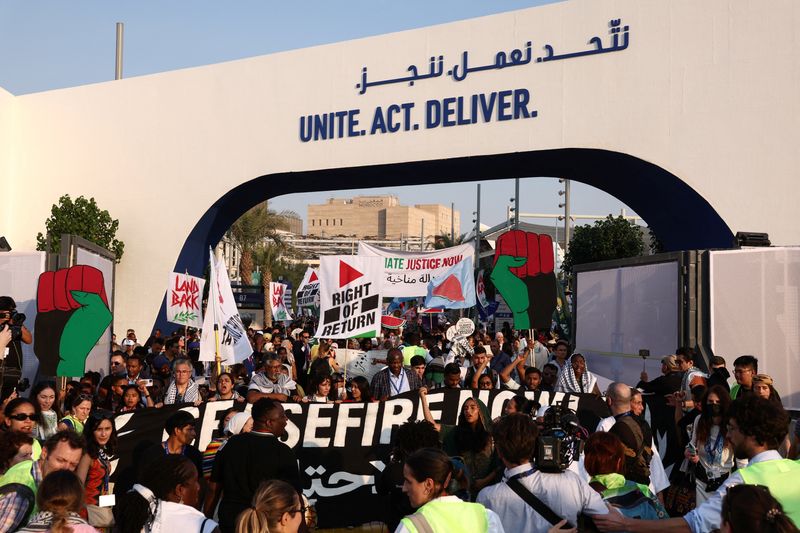 &copy; Reuters. أناس يحملون لافتات خلال احتجاج يطالبون فيه بالعدالة المناخية ووقف إطلاق النار في غزة على هامش مؤتمر الأمم المتحدة المعني بتغير المناخ كوب28 
