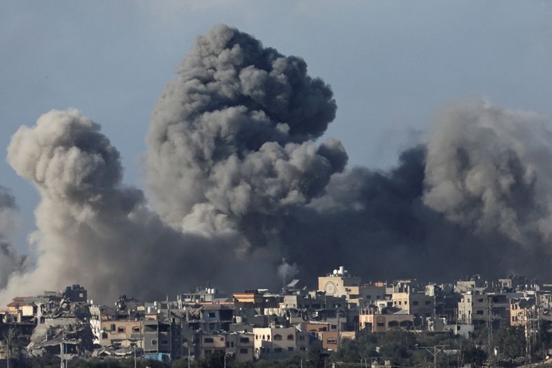 &copy; Reuters. سحب من الدخان المتصاعد فوق سماء قطاع غزة كما شوهدت من جنوب إسرائيل يوم السبت. تصوير: أتيت بيراونجميتا - رويترز. 