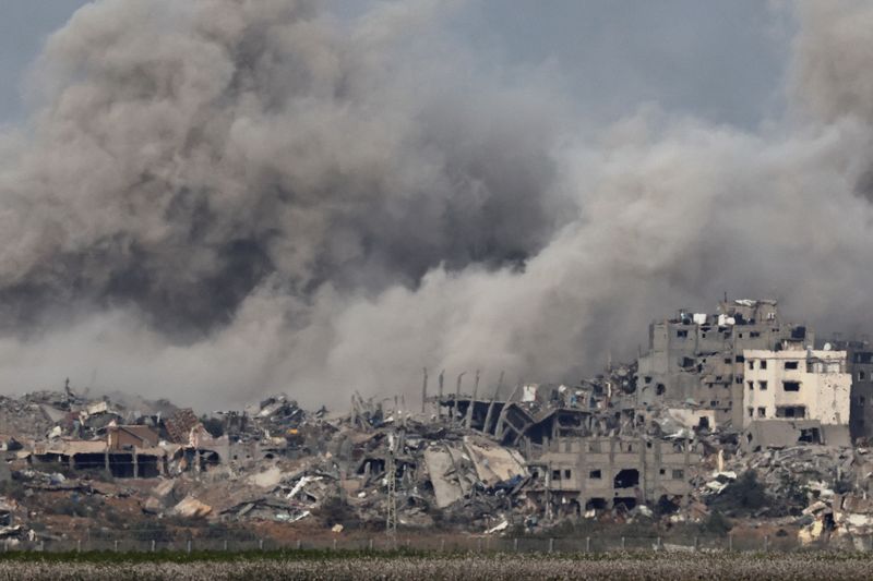 © Reuters. سحب من الدخان المتصاعد فوق سماء قطاع غزة كما شوهدت من جنوب إسرائيل يوم السبت. تصوير: أتيت بيراونجميتا - رويترز. 