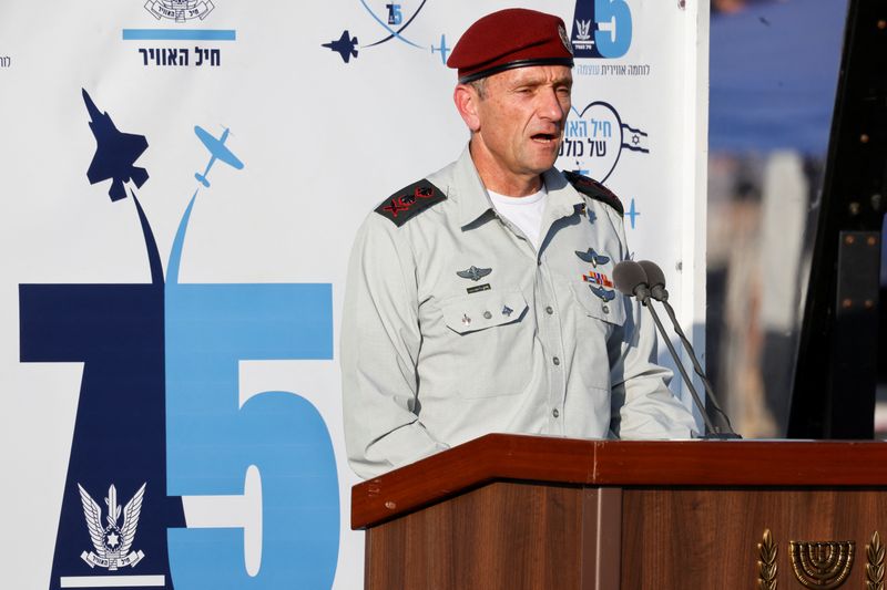 &copy; Reuters. رئيس أركان الجيش الإسرائيلي هرتسي هاليفي يلقي كلمة خلال احتفال بتخريج دفعة جديدة من الطيارين بالقوات الجوية في 29 يونيو حزيران 2023 . تصوير : عم