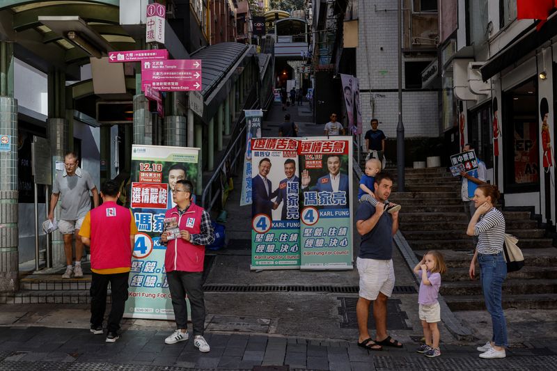 © Reuters. Volunteers campaign for their party during the District Council election in Hong Kong, China, December 10, 2023. REUTERS/Tyrone Siu