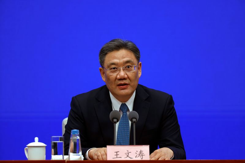© Reuters. وزير التجارة الصيني وانغ ون تاو خلال مؤتمر صحفي في بكين بصورة من أرشيف رويترز.
