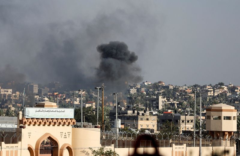 &copy; Reuters. دخان يتصاعد عقب غارة جوية إسرائيلية في خان يونس بجنوب قطاع غزة يوم السبت. تصوير: إبراهيم أبو مصطفى - رويترز.
