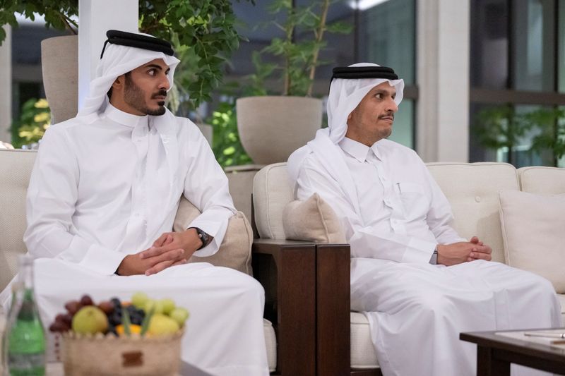 &copy; Reuters. Le premier ministre Qatari Mohammed ben Abderrahmane al Thani (à droite) lors d'une visite à Abu Dhabi, aux Émirats Arabes Unis. /Photo prise le 9 novembre 2023/REUTERS/Hamad Al Kaabi