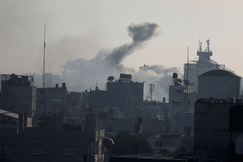 &copy; Reuters. Khan Younès après une frappe israélienne. /Photo prise le 10 décembre 2023/REUTERS/Ibraheem Abu Mustafa
