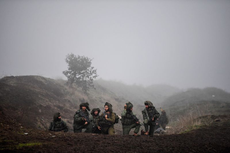 &copy; Reuters. Des soldats israéliens dans les hauteurs du Golan occupées par Israël. /Photo prise le 6 décembre 2023/REUTERS/Gil Eliyahu